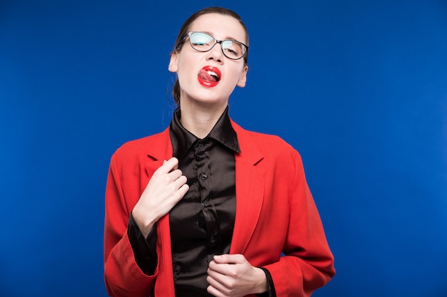 Chica en una chaqueta roja con labios rojos