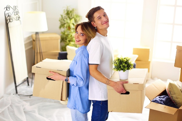 Foto una chica y un chico con cajas para mover las manos y mirar dentro de la caja