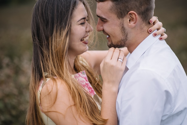 Una chica y un chico caminan por la naturaleza. Retrato de una pareja, una historia de amor.