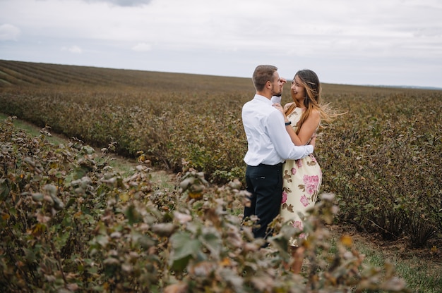 Una chica y un chico caminan por la naturaleza.