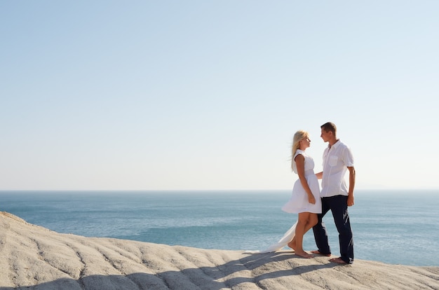 Chica y chico saliendo al mar