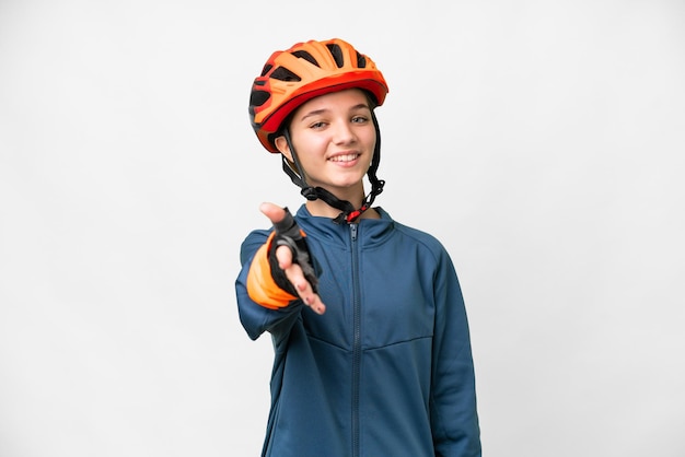 Chica ciclista adolescente sobre fondo blanco aislado estrechando la mano para cerrar un buen trato