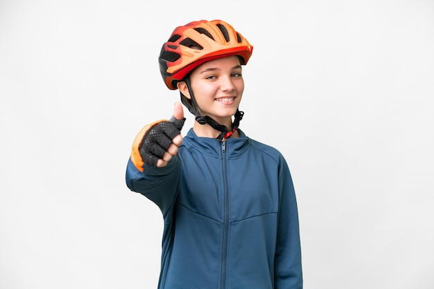 Chica ciclista adolescente sobre fondo blanco aislado con los pulgares hacia arriba porque algo bueno ha sucedido