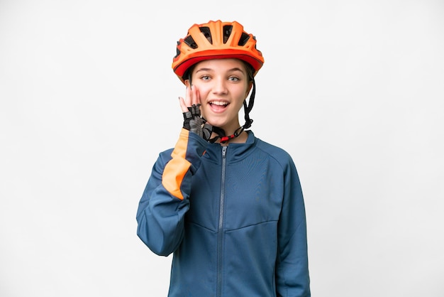 Foto chica ciclista adolescente sobre fondo blanco aislado con sorpresa y expresión facial conmocionada