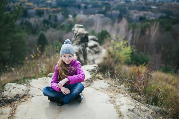 Chica en la cima de una montaña