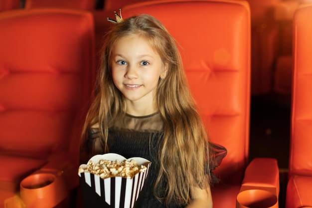 Foto chica en el cine con palomitas de maíz foto de alta calidad.