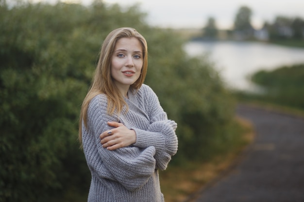 Chica con un clima de paraguas