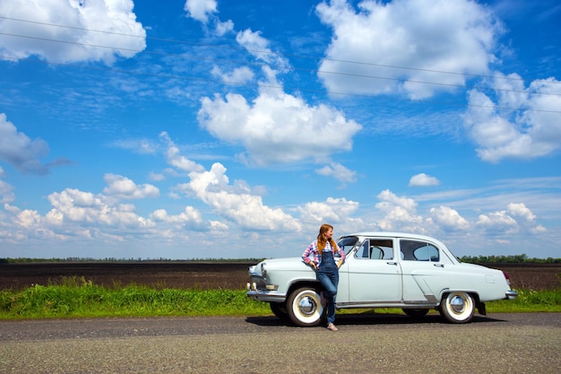 Chica y coche retro