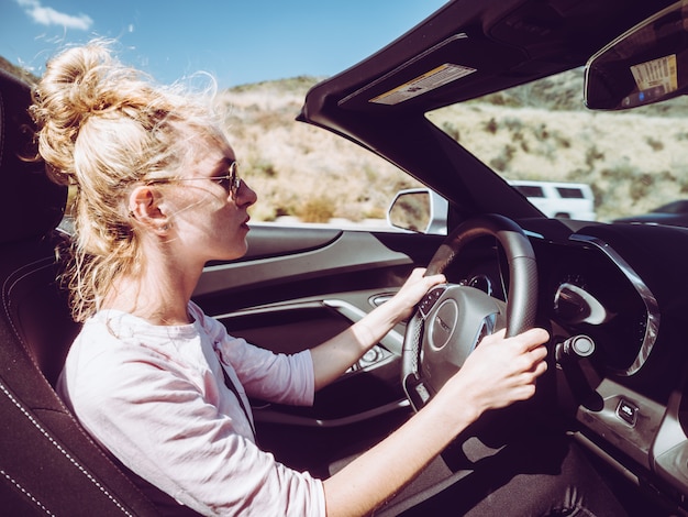 Foto chica en coche