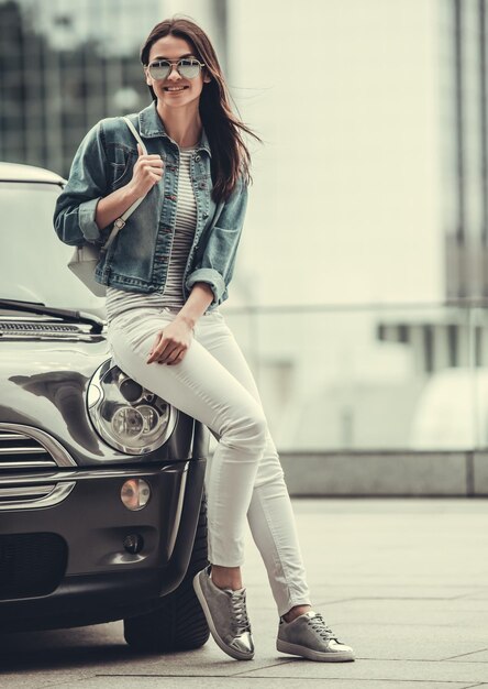 chica con un coche