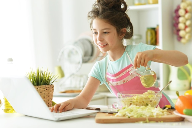 Chica cocinera para comer en la cocina