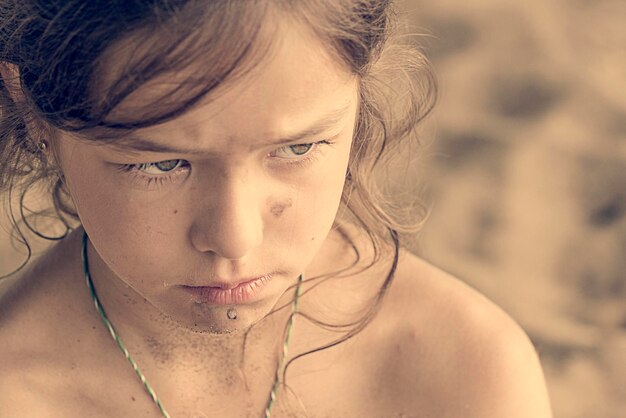 Una chica con un collar verde