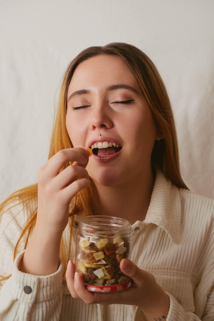 Chica comiendo un bocadillo saludable mientras sonríe