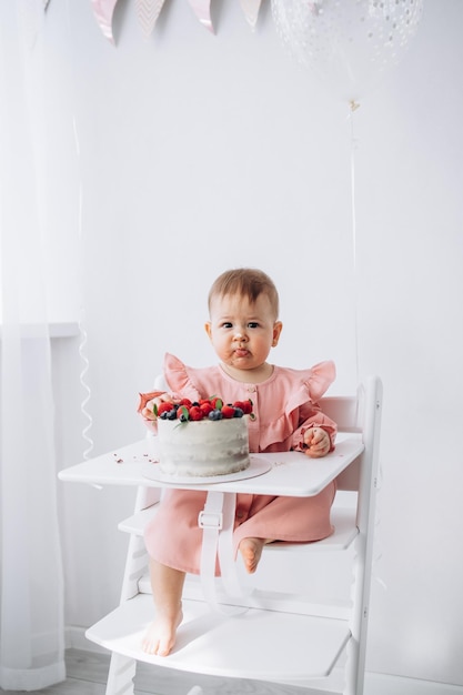 Chica comiendo un pastel de cumpleaños con cumpleaños de bayas