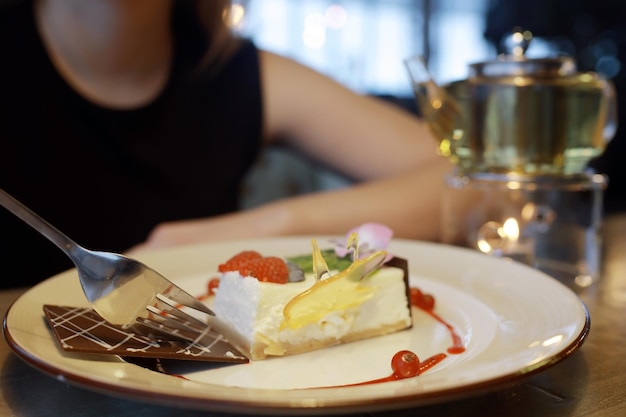 chica comiendo postre en cafe