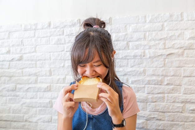 Chica comiendo queso pan a la parrilla.