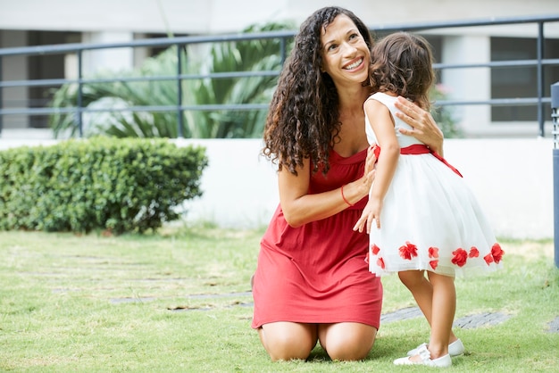 Chica compartiendo secretos con su madre