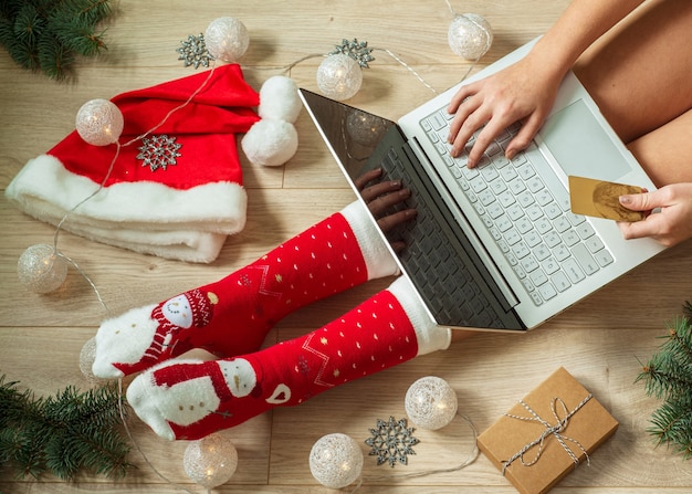 Chica comprando regalos de Navidad online