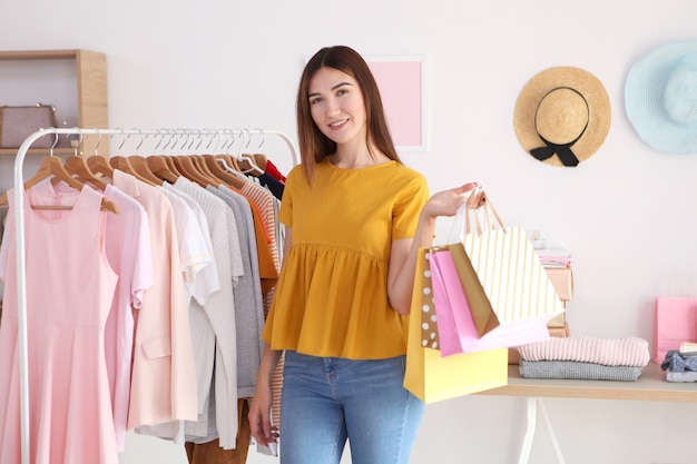 Chica comprando ropa en la tienda venta de descuentos adictos a las compras