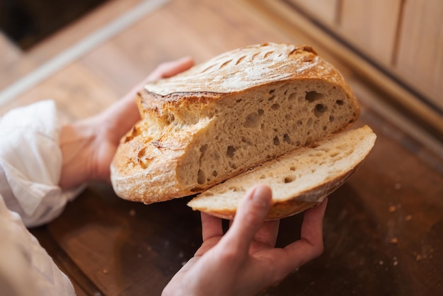 Chica comprobando la calidad del pan palianytsia hecho a sí mismo