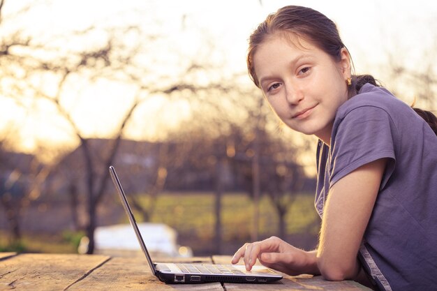 La chica con la computadora portátil