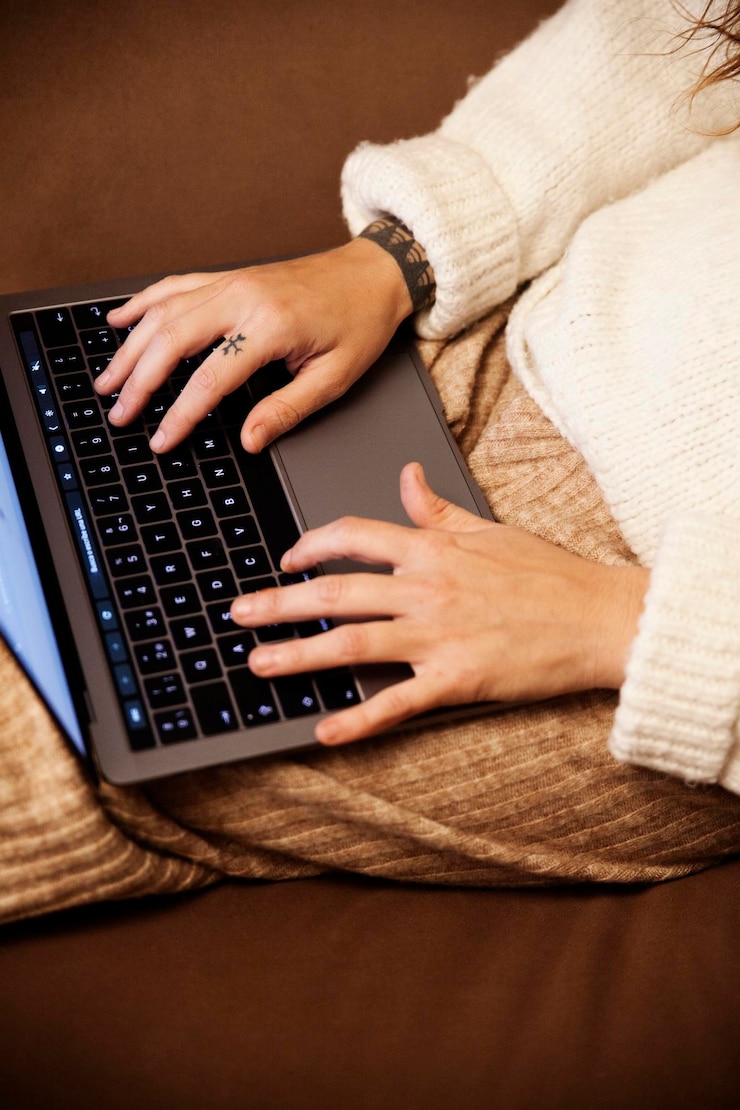 Foto chica con una computadora trabajando desde casa