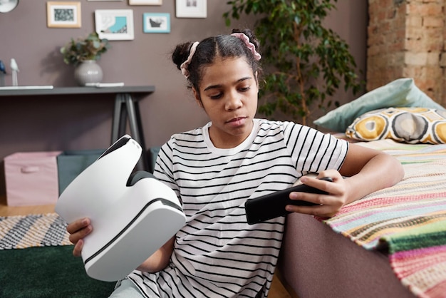 Chica conectando gafas con su smartphone