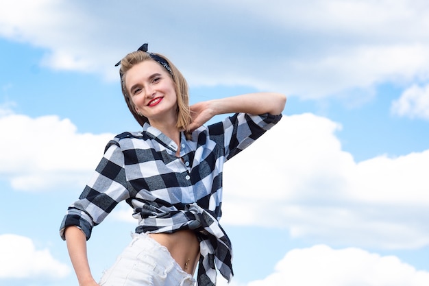 Chica contra el cielo