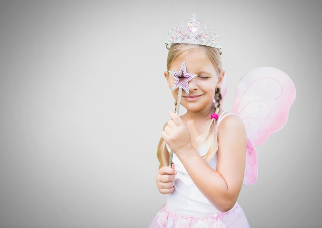 Foto chica contra el fondo gris con traje de princesa de hadas