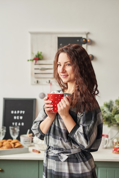 chica con una copa en la cocina de año nuevo