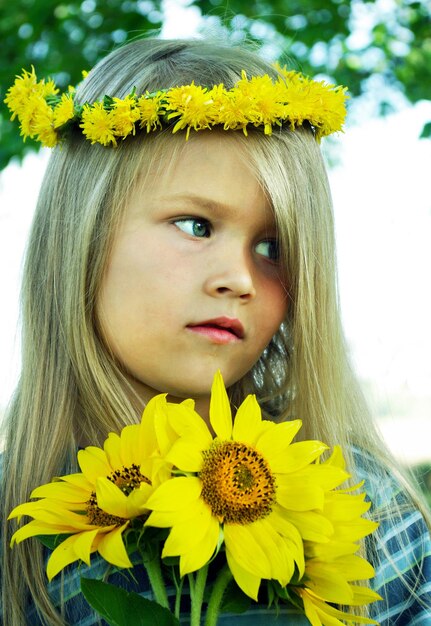 una chica con una corona de flores en la cabeza