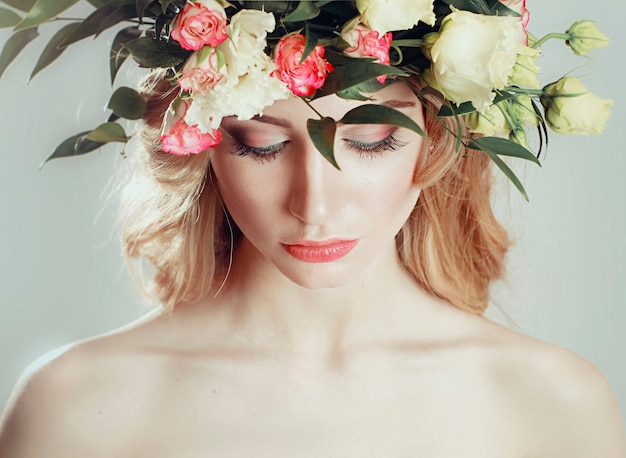 Chica con una corona de flores en la cabeza