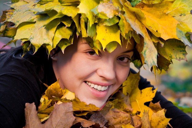 Chica en corona de hojas