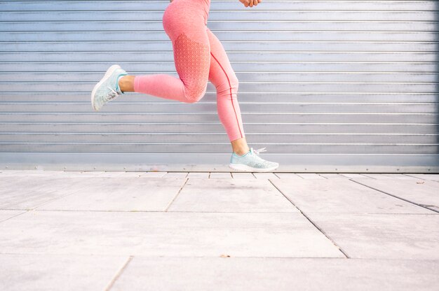 Chica corriendo en la calle