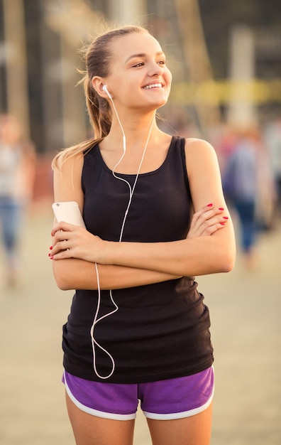 chica corriendo ciudad