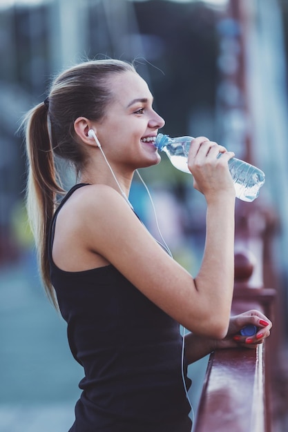 chica corriendo ciudad