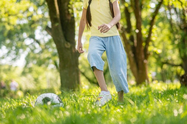 Chica corriendo tras la pelota sobre el césped