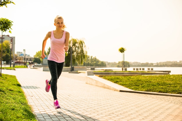 Chica corriendo en la playa