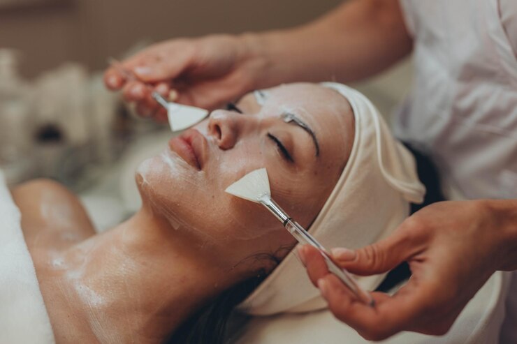 Foto una chica en un cosmetólogo hace procedimientos cosméticos limpieza de la piel