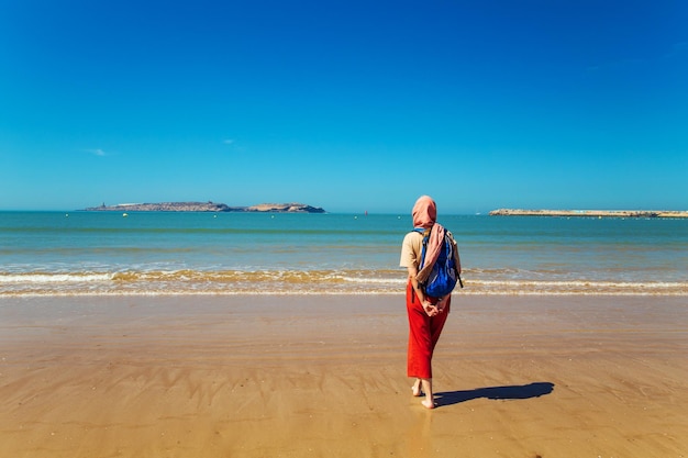 Chica en la costa del Océano Atlántico