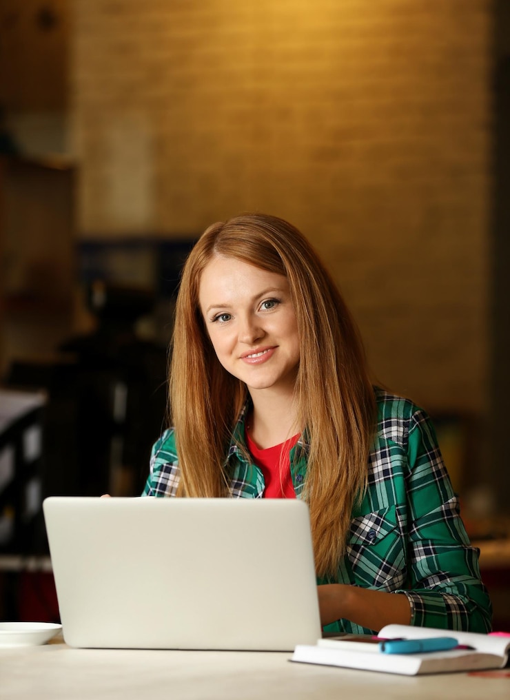 Foto chica creativa que trabaja con una laptop en la oficina
