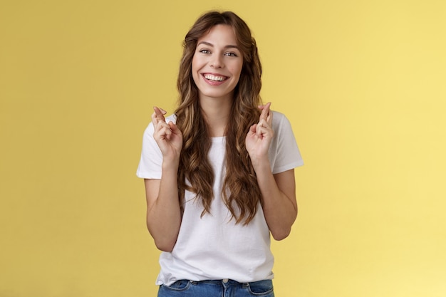 Foto chica cree fielmente el sueño hecho realidad esperando resultados positivos sonriendo ampliamente cruzado fi ...