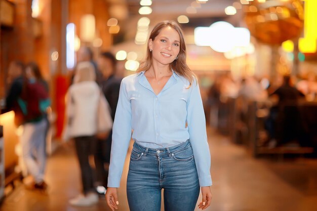 chica con cuello alto de suéter blanco, modelo posando en una tienda de ropa, manga larga de suéter de algodón