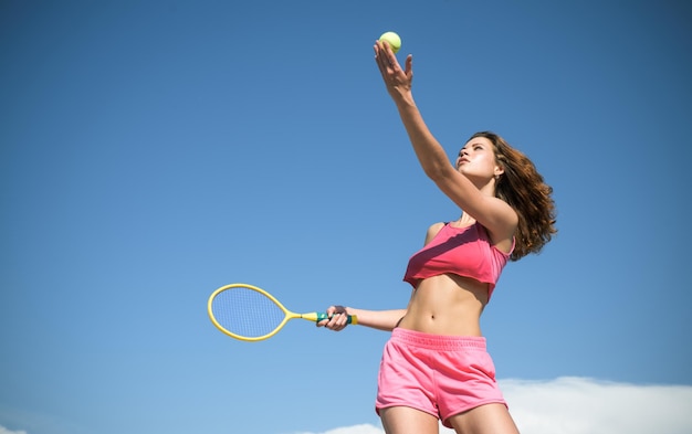 Chica con cuerpo atlético feliz entrenamiento femenino activo hermosa mujer atractiva fitness deportivo joven ...