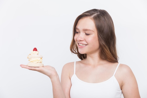 Chica con cupcake cremoso