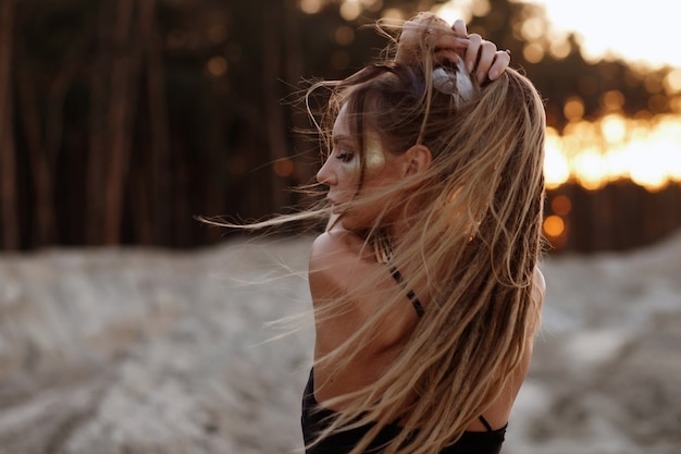 Chica curtida con rastas