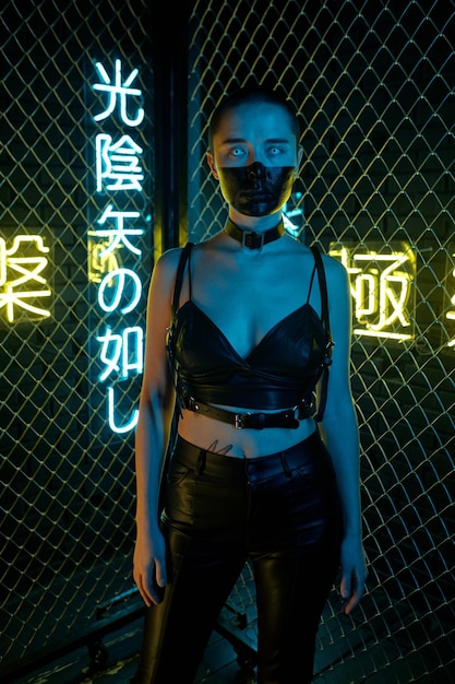Foto chica cyberpunk con ropa de cuero.