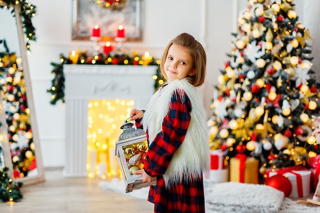 Chica con decoración navideña