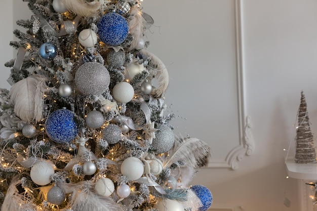 Chica decorando un árbol de Navidad. Juguete de árbol de Navidad en la mano