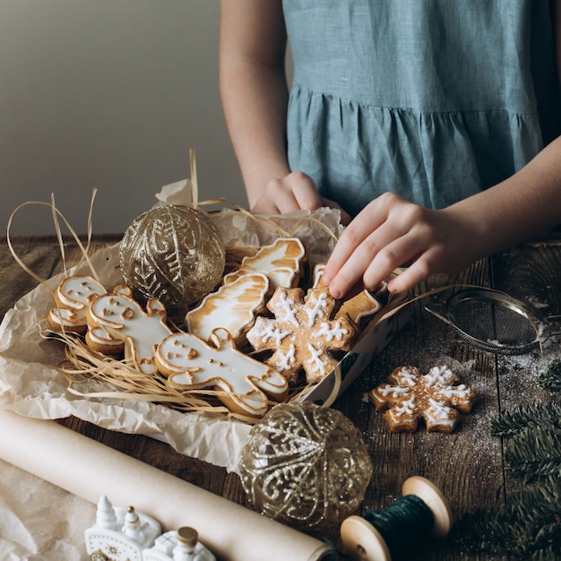 Chica decorando galletas navideñas